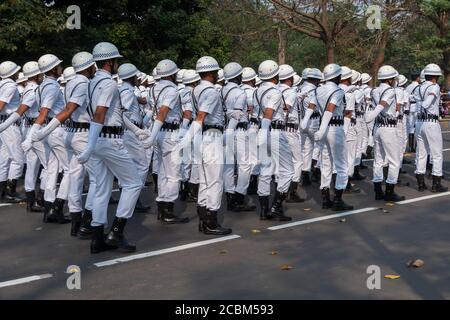 Kolkata, Bengala Occidentale, India - 26 Gennaio 2020 : ufficiali di polizia di Kolkata vestiti bianchi stanno marciando oltre in abito bianco al mattino, giorno della Repubblica. Foto Stock