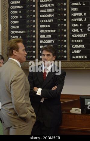 Austin, Texas USA, 25 agosto 2006: Il governatore del Texas Rick Perry (destra) parla con il governatore della California Arnold Schwarzenegger al Campidoglio del Texas durante la conferenza annuale dei governatori di confine. ©Bob Daemmrich Foto Stock