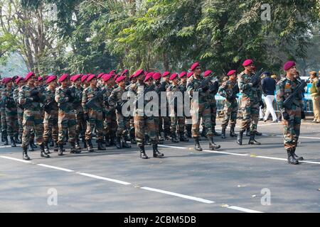 Kolkata, Bengala Occidentale, India - 26 Gennaio 2020 : gli ufficiali delle forze armate indiane stanno marciando oltre con le pistole leggere, per il giorno della repubblica dell'India. Foto Stock