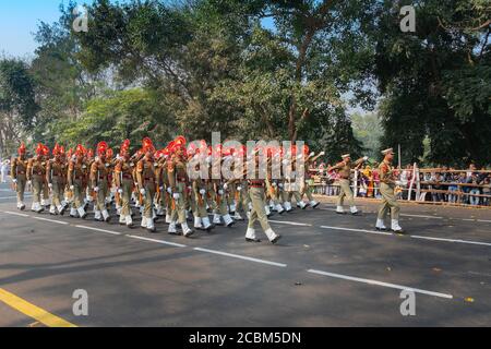 Kolkata, Bengala Occidentale, India - 26th Januaray 2020 : gli ufficiali dell'esercito indiano vestiti di Khaki stanno marciando oltre con i fucili, alla parata di giorno della Repubblica. Foto Stock