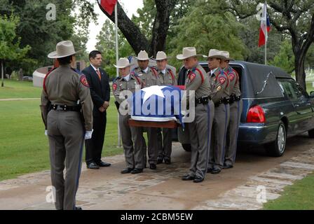 Austin, TX 18 settembre 2006: I truppe del Dipartimento di pubblica sicurezza del Texas trasportano la cassa dell'ex governatore del Texas Ann Richards, al cimitero di stato del Texas durante un servizio commemorativo Lunedi mattina. Richards morì all'età di 73 anni dopo aver combattuto contro il cancro per sei mesi. ©Bob Daemmrich Foto Stock