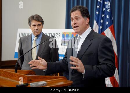 Austin, Texas USA, 25 settembre 2006: Con Texas Gov. Rick Perry Looking on, Michael Dell, fondatore di Dell computer, annuncia a una conferenza stampa al Campidoglio del Texas che Dell prevede di espandere immediatamente il proprio personale tecnico del Texas centrale da parte di 500 ingegneri nello sviluppo dei prodotti. ©Bob Daemmrich Foto Stock