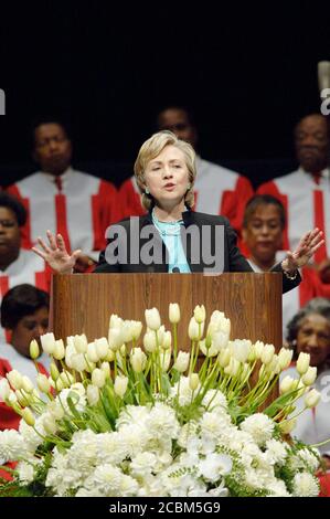 Austin, Texas USA, 18 settembre 2006: Ex First Lady e attuale Sen. Di New York Hillary Rodham Clinton dà un elogio ad un servizio commemorativo al centro di Erwin di Frank per l'ex governatore del Texas Ann Richards, 73, che è morto la scorsa settimana di cancro. ©Bob Daemmrich Foto Stock