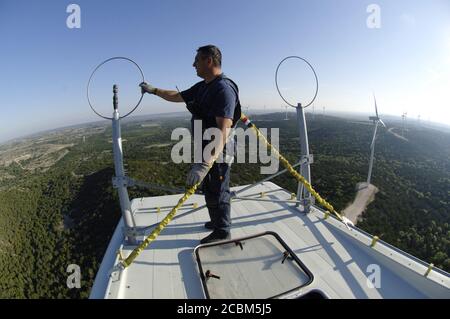 Merkel, Texas USA, 4 ottobre 2006: Tecnico al vertice di una turbina eolica al progetto Buffalo Gap Wind Power nelle contee di Taylor e Nolan, appena a sud di Abilene. ©Bob Daemmrich Foto Stock