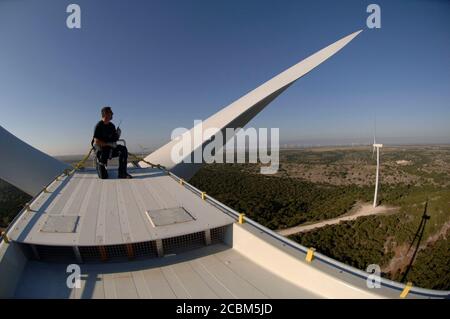 Merkel, Texas USA, 4 ottobre 2006: Tecnico al vertice di una turbina eolica al progetto Buffalo Gap Wind Power nelle contee di Taylor e Nolan, appena a sud di Abilene. ©Bob Daemmrich Foto Stock