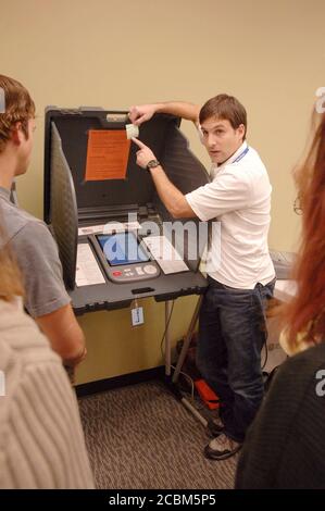 Austin, Texas, 3 novembre 2006: Il formatore delle elezioni della contea di Travis istruisce gli impiegati di precinct sulle procedure di voto corrette con le macchine di voto elettroniche e-Slate della contea durante una sessione prima delle elezioni di metà mandato di martedì. ©Bob Daemmrich Foto Stock