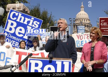 Austin, Texas USA, 22 ottobre 2006: Il candidato democratico Chris Bell, in corsa per il governatore del Texas, conduce una marcia al Campidoglio del Texas in onore dell'ex governatore Ann Richards, morto il mese scorso. Bell è in testa ai sondaggi Rick Perry con due settimane di tempo prima delle elezioni. ©Bob Daemmrich Foto Stock