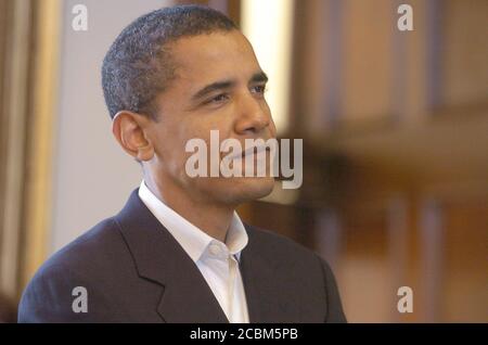 Austin, TX 28 ottobre 2006: Il Sen. Barack Obama (D-Illinois) parla sabato alla Camera del Texas House durante una lettura dal suo nuovo libro, 'l'Audacity della speranza' all'undicesimo festival annuale del libro del Texas. ©Bob Daemmrich/ Foto Stock