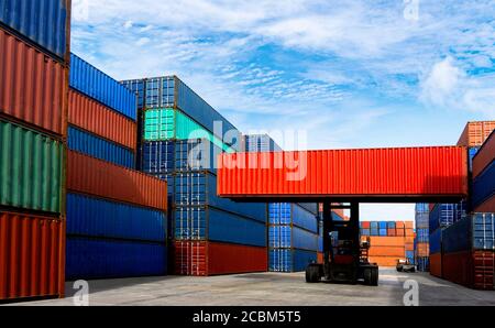 Contenitore per movimentazione carrelli elevatori nell'industria del trasporto e nel settore del carico presso il deposito. Foto Stock