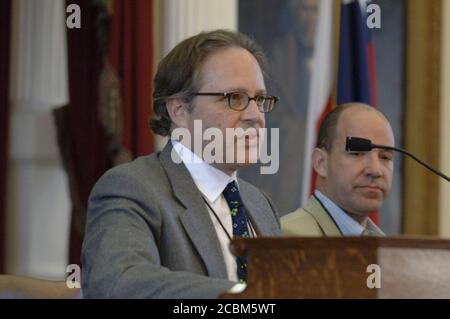 Austin, TX 28 ottobre 2006: Decano della Scuola di Laurea di Giornalismo alla Columbia University, Nicholas Lemann (l) parla con Matthew Dowd all'undicesimo Festival annuale del Libro del Texas ad Austin. ©Bob Daemmrich Foto Stock