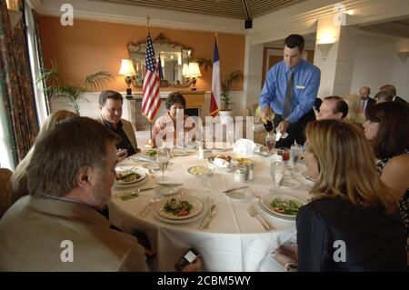 Austin, Texas USA, settembre, 2006: Waiter serve il tavolo dei ricchi donatori repubblicani a pranzo politico-Raiser per il candidato al Congresso Michael McCaul di Austin al Barton Creek Country Club. ©Bob Daemmrich Foto Stock