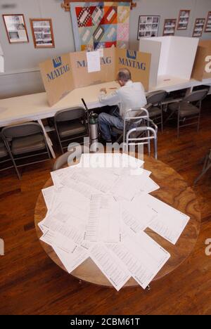 Pearl, Texas USA, 7 novembre 2006: Il Rancher James Freeman vota nella contea rurale di Coryell nel Texas centro-occidentale al Pearl Community Center usando il voto di carta. I voti cartacei, più familiari agli elettori tradizionali più anziani, vengono poi scansionati per conteggiare. ©Bob Daemmrich Foto Stock