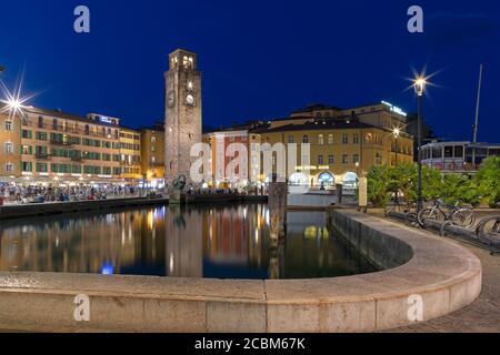 RIVA DEL GARDA, Italia - Giugno 6, 2019: la città da sud con le Alpi di sfondo. Foto Stock