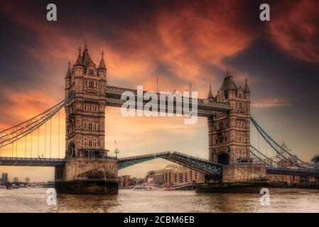 Tower Bridge a Londra, Regno Unito. HDR, come la pittura. Foto Stock