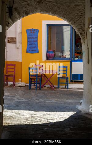 Coffee shop in Ioulida villaggio sull isola di Kea in Grecia. Foto Stock