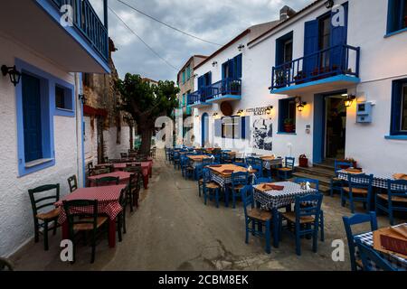 Ristoranti sulla strada principale di Chora di Alonissos Island, Grecia. Foto Stock