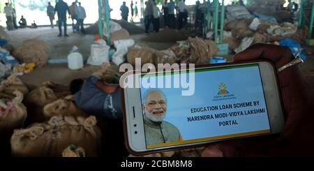 DISTRETTO KATNI, INDIA - 20 SETTEMBRE 2019: Programma di prestito di formazione di narendra modi 2020 presentato sullo schermo del telefono intelligente da un uomo indiano holding mobile o Foto Stock