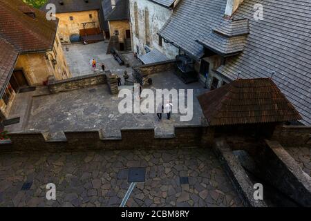 Uno dei cortili del castello di Orava in Slovacchia. Foto Stock