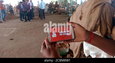 DISTRETTO KATNI, INDIA - 20 SETTEMBRE 2019: Tu tube iscriviti al nostro logo del canale presentato sullo schermo dello smartphone da un uomo indiano che tiene il cellulare su han Foto Stock