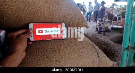 DISTRICT KATNI, INDIA - 20 SETTEMBRE 2019: logo del canale di abbonamento youtube presentato sullo schermo dello smartphone da un uomo indiano che tiene il cellulare a portata di mano per così Foto Stock