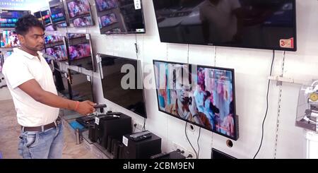 DISTRICT KATNI, INDIA - 20 SETTEMBRE 2019: Televisione con marchio in modalità di riproduzione video presso lo showroom per la promozione delle vendite. Foto Stock