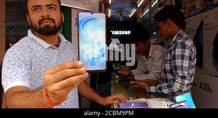 DISTRICT KATNI, INDIA - 20 SETTEMBRE 2019: Un venditore di telefonia mobile indiano che presenta l'ultimo modello Samsung alla macchina fotografica per la vendita al negozio locale di strada distribuzione Foto Stock