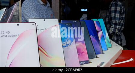 DISTRETTO KATNI, INDIA - 20 SETTEMBRE 2019: Più Smart Gadget mobile esposti sullo showroom samsung. Foto Stock