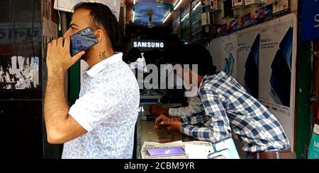 DISTRETTO KATNI, INDIA - 20 SETTEMBRE 2019: Un uomo mobile indiano che chiama da Samsung ultimo modello presso la distribuzione di smart phone outlet. Foto Stock