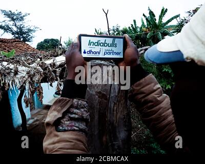 DISTRETTO KATNI, INDIA - 20 DICEMBRE 2019: Il conglomerato di Indabulls dhani il logo di prestito istantaneo presentato sullo schermo digitale del telefono intelligente dal villaggio indiano p Foto Stock