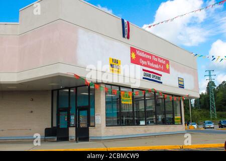 MIDDLETOWN, NY, STATI UNITI - Giu 28, 2020: Middletown, NY / USA - 06/28/2020: Middletown Flea Market Building Exterior Foto Stock