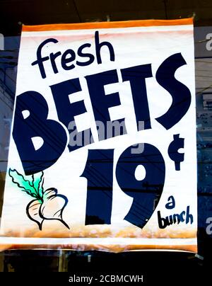 WOODRIDGE, NY, STATI UNITI - Giugno 17, 2020: Woodridge, NY / USA - 06/16/2020: Negozio di alimentari d'epoca Firma Fresh Beets 19 cents a mazzo circa 1940's 1 Foto Stock
