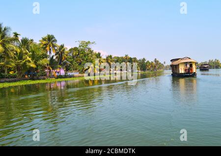 Viaggiare in una casa galleggiante ad Alleppey è un'esperienza incantevole in sé. La fresca brezza, occasionali uccelli migratori rendono un'esperienza unica. Foto Stock