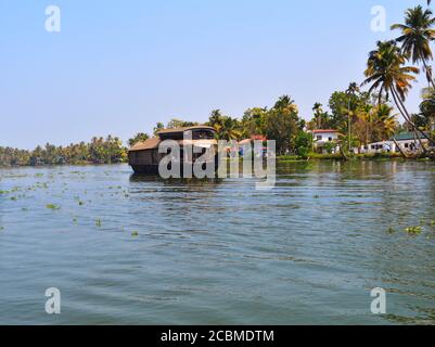 Viaggiare in una casa galleggiante ad Alleppey è un'esperienza incantevole in sé. La fresca brezza, occasionali uccelli migratori rendono un'esperienza unica. Foto Stock