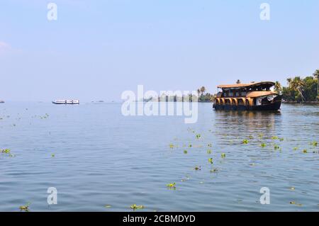 Viaggiare in una casa galleggiante ad Alleppey è un'esperienza incantevole in sé. La fresca brezza, occasionali uccelli migratori rendono un'esperienza unica. Foto Stock