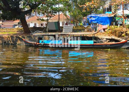 Immagine delle barche Shikara ormeggiate lungo i canali di Alleppey famosa per il turismo di backwater. Lo shikar è un tipo di barca di legno. Foto Stock