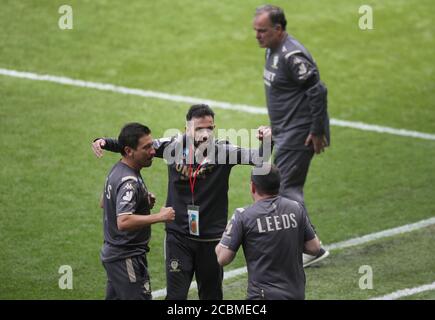 L'allenatore della Leeds United Carlos Corberan (in basso al centro) celebra la vittoria su Swansea City con il manager della Leeds United Marcelo Bielsa (in alto) che guarda durante la partita del campionato Sky Bet al Liberty Stadium di Swansea Foto Stock