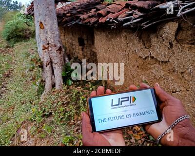 DISTRETTO KATNI, INDIA - 20 DICEMBRE 2019: UPI Unified Payments Interface logo presentato su schermo digitale smartphone da parte della gente villaggio indiano mano h Foto Stock