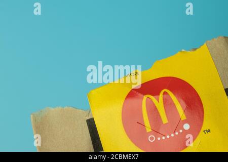 Mosca, Russia - 1 giugno 2020: Primo piano del logo McDonalds con spazio di copia, Editoriale illustrativo Foto Stock