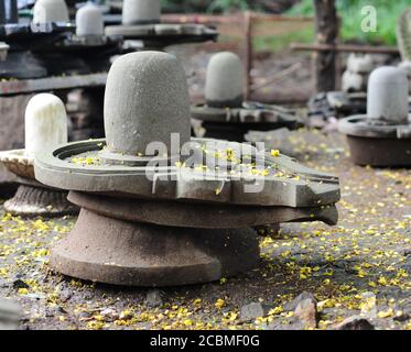 Primo piano di una scultura in pietra di una molva Shiv nel cortile di un magazzino. Foto Stock