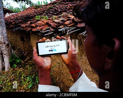 DISTRETTO KATNI, INDIA - 20 DICEMBRE 2019: BHIM UPI e il logo misto paytm presentato sullo schermo digitale del telefono intelligente da parte della gente del villaggio indiano mano holding Foto Stock