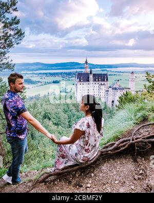 Uomini e donne in coppia visitano il Castello di Neuschwanstein. Splendida vista sul famoso castello di Neuschwanstein, la rinascita romanica del XIX secolo Foto Stock