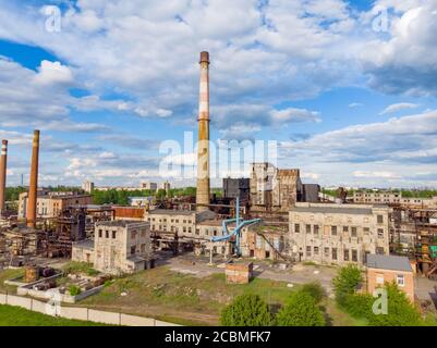 Colpo di drone aereo della vecchia zona industriale del carbone di coke con pila di fumo. Concetto di inquinamento atmosferico. Foto Stock