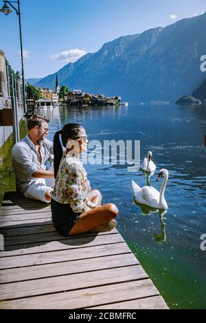 Visita in coppia al villaggio di Hallstatt sul lago Hallstatter nelle Alpi austriache Austria Foto Stock