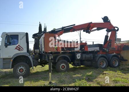 Gru per camion. Gru camion in edilizia civile lavori sollevamento travi in calcestruzzo in Brasile, Sud America in foto panoramica in primo piano travi in calcestruzzo Foto Stock