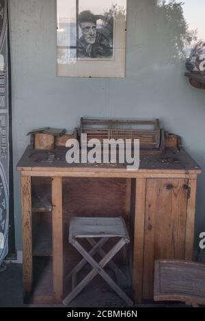 Un'antica scrivania in legno in una delle cabine in legno conservate nel China Camp state Park in California. Foto Stock