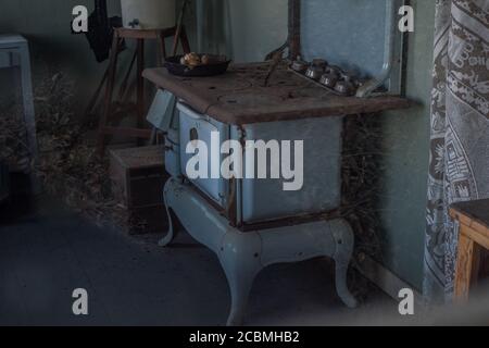 Una stufa di vecchio stile in una delle cabine conservate al China Camp state Park in California. Foto Stock
