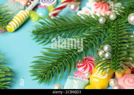 Albero di Natale ramo sfondo blu con spazio di copia Foto Stock