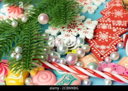 Perle, ramo albero di natale, sfondo giocattoli di Capodanno. Allegro e luminoso design per le vacanze Foto Stock