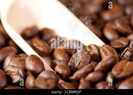 Primo piano di chicchi di caffè appena sfornati estratto Foto Stock