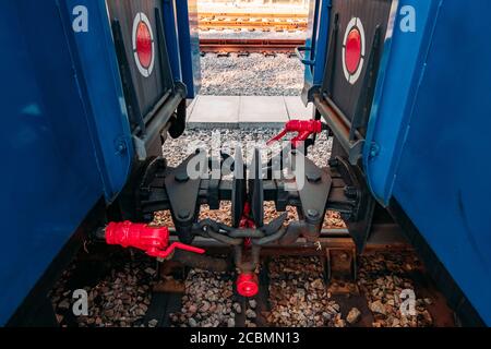 Accoppiamento tra due carrozze ferroviarie su rotaia a scartamento ridotto Foto Stock